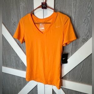 B2.07 NWT Nike Dri Fit Tee small The Nike Tee